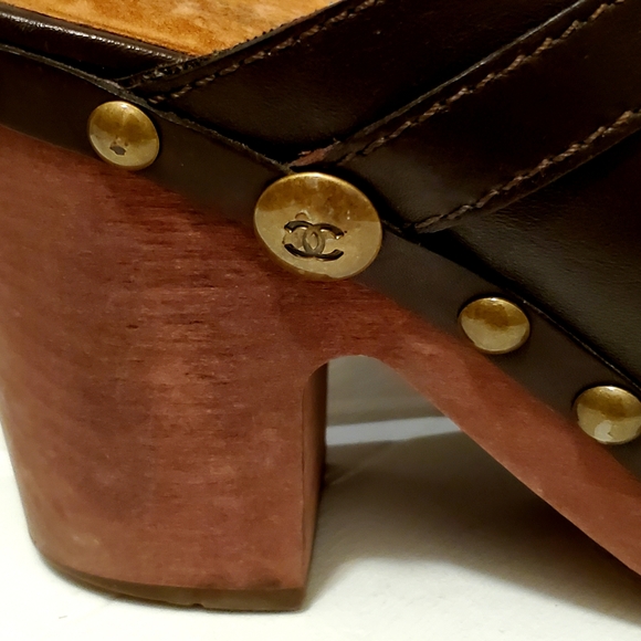 CHANEL CC Logo Vtg. Brown Platform Clogs Brass Accent Flawless On Trend Rare - Picture 2 of 14